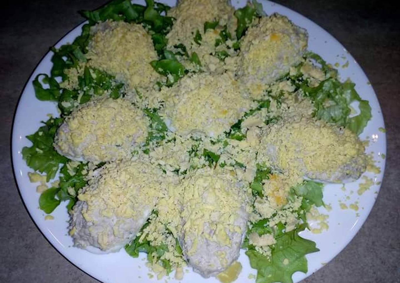 Huevos rellenos de pollo