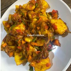 A picture of Stir fried cooked potatoes 🥔 🍽.