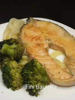 Una foto de Salmón en escabeche con brócoli