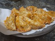 Una foto de empanadas con pasas de uva