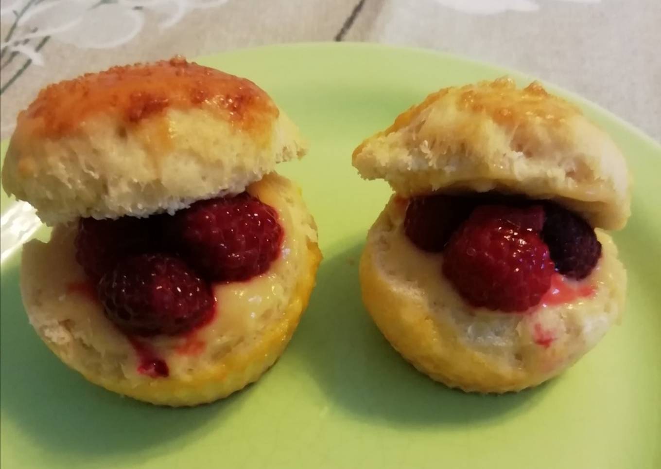 Briochettes aux framboises et à la crème de poires