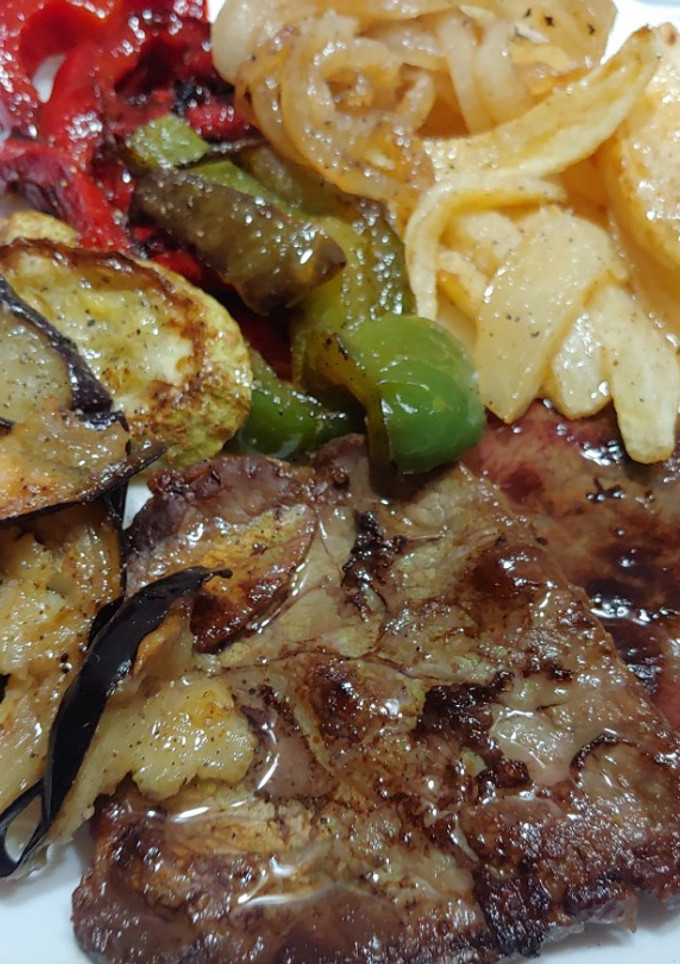 Una foto de Bistec de ternera añojo con verduras salteadas y patatas fritas