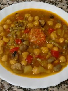 Una foto de Garbanzos de bote con verduras y chorizo