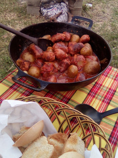Una foto de Chorizo a la pomarola a leña