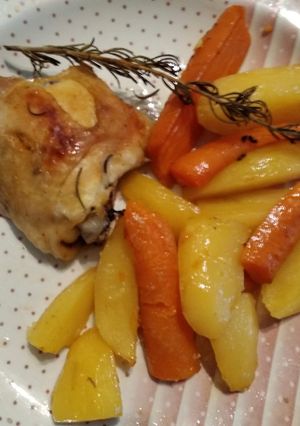 Csirke felsőcomb sütőzacskóban sütve répával, újkrumplival, rozmaringgal recept fotója