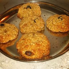 A picture of Honey, raisins, oatmeal cookies in Kadhai/without oven baking.