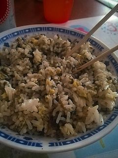 Una foto de Arroz salteado con huevo y alga nori