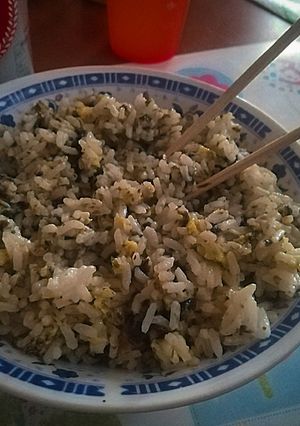 Una foto de Arroz salteado con huevo y alga nori