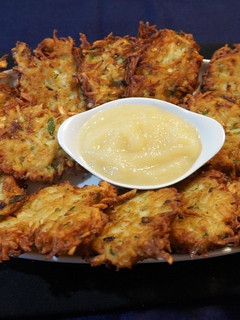 Una foto de Fritos de papas latkes
