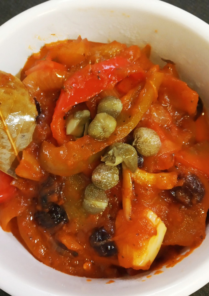 Una foto de Pepperonatta (morrones en salsa) al estilo Peti