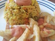 Una foto de arroz con pollo apio
