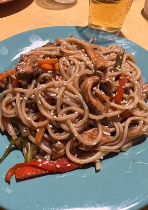 Una foto de Chop Suey de pollo y fideos de arroz 🍜