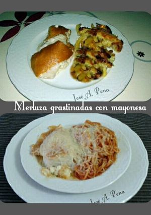 Una foto de Lomo de merluza gratinada con mayonesa y varias guarniciones