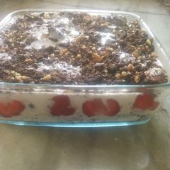 A picture of Super fast creamy oreo desert.