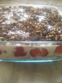 A picture of Super fast creamy oreo desert.