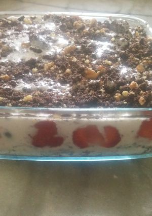 A picture of Super fast creamy oreo desert.