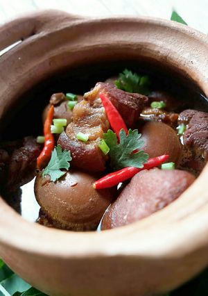 A picture of Pork legs and Eggs in 5 spices stew.