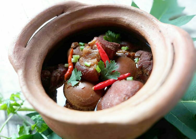 Pork legs and Eggs in 5 spices stew