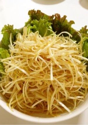 A picture of Korean Leek Salad.