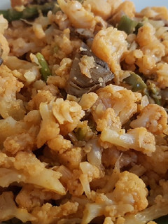 Una foto de Coliflor con setas y esparragos