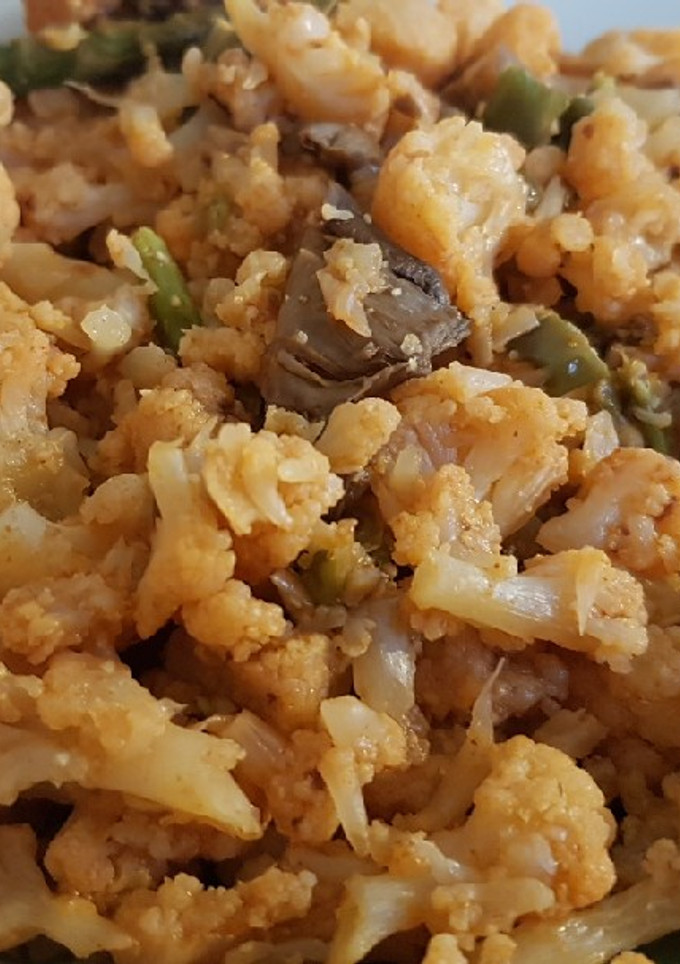Una foto de Coliflor con setas y esparragos