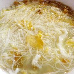 A picture of Bee hoon soup with dong cai and egg.