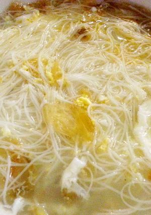 A picture of Bee hoon soup with dong cai and egg.