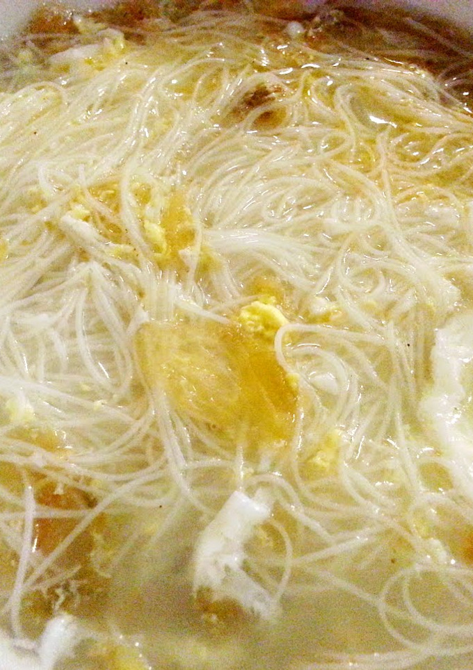 A picture of Bee hoon soup with dong cai and egg.