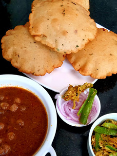 चीज़ मसाला पूरी और अचार (cheese masala poori aur achar recipe in Hindi) रेसिपी मुख्य फोटो