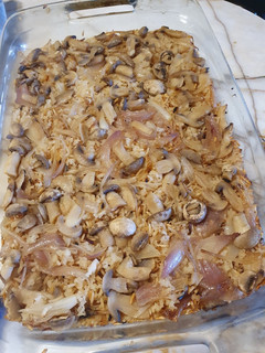 Una foto de Arroz al horno con champiñones y cebollas