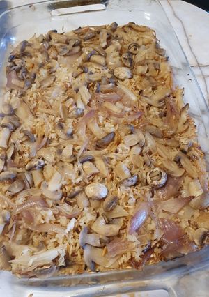 Una foto de Arroz al horno con champiñones y cebollas