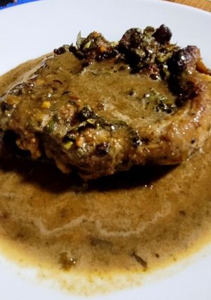 Una foto de Chuleta de cerdo con salsa de cilantro cimarrón