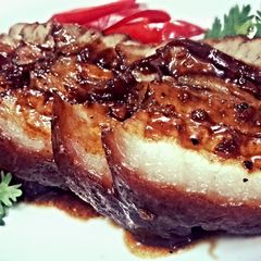 A picture of Kanya's Braise Pork Belly with ginger and 5 spices.