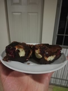 Una foto de Cheesecake brownies con frambuesas