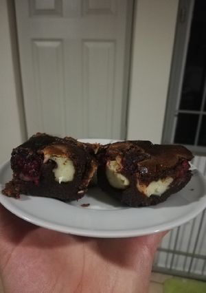 Una foto de Cheesecake brownies con frambuesas