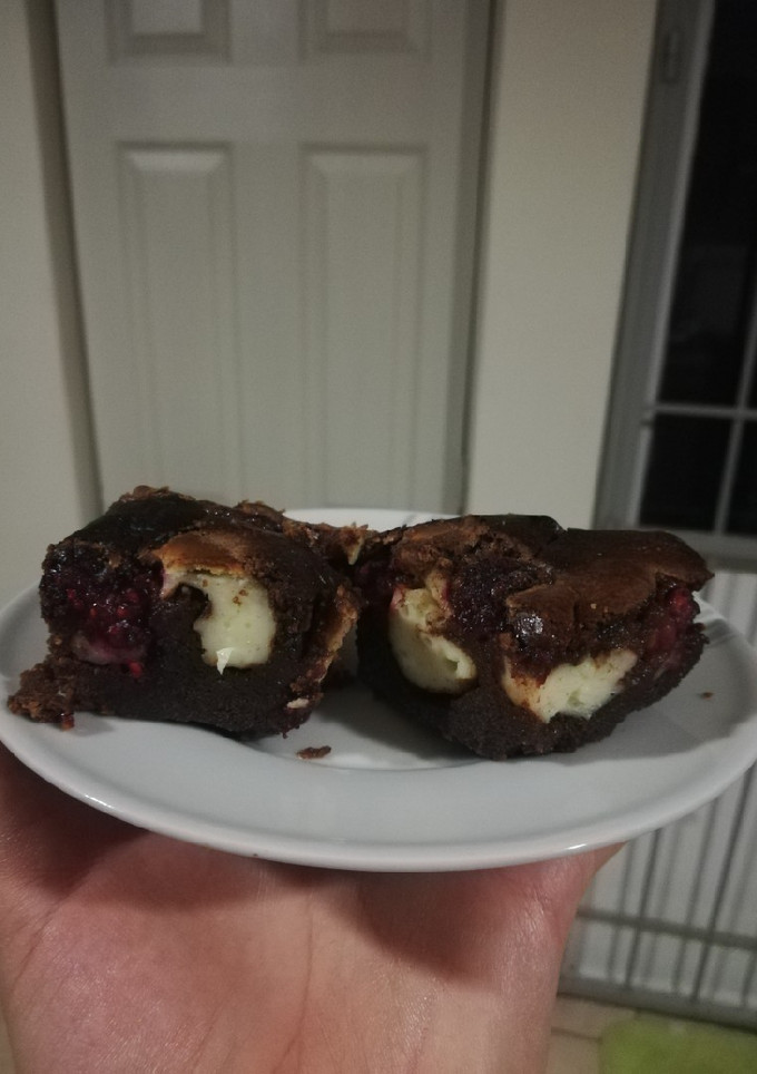 Una foto de Cheesecake brownies con frambuesas