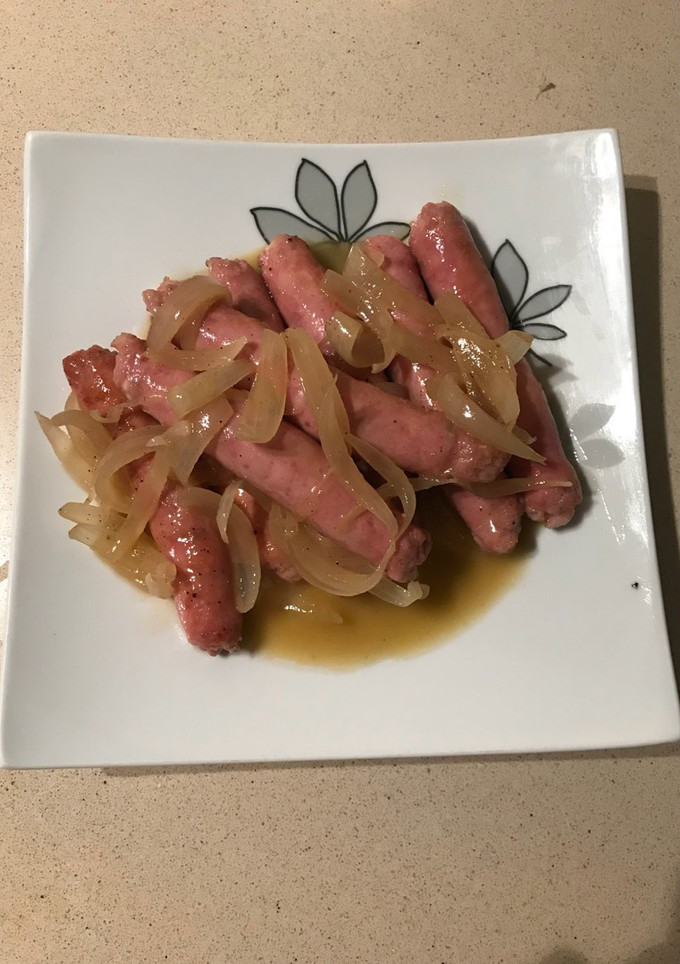 Una foto de Salchichas encebolladas al vino