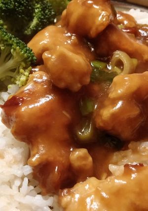 A picture of General Tso Chicken.