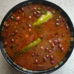 A picture of Kalay chanay shorba.