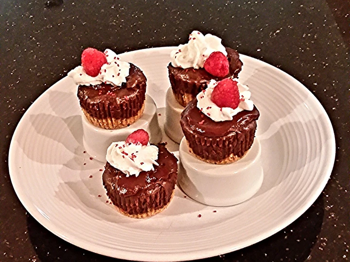 Recipe Chocolate Individual Cheesecakes with a Salted Chocolate Caramel Glaze the Delicious Can spoil the tongue