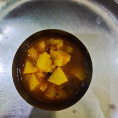 A picture of Aloo tamatar.