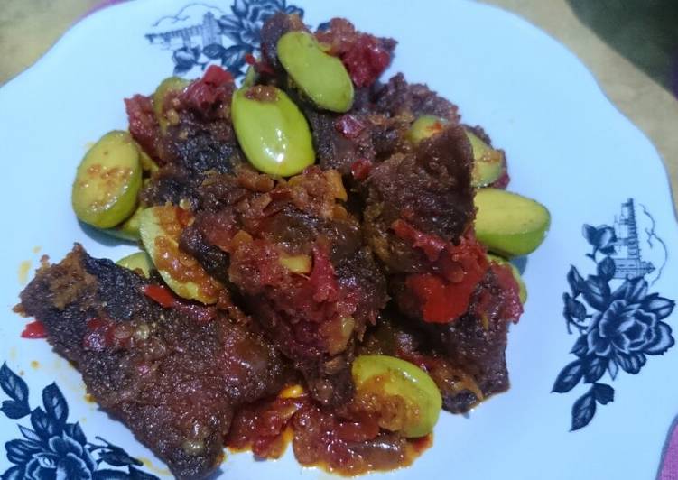 Dendeng kering balado pete