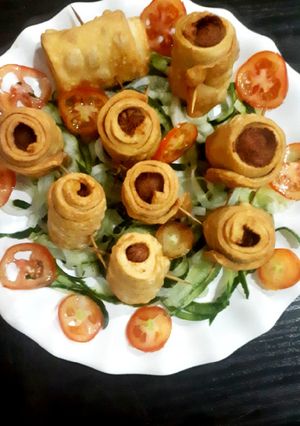A picture of Spicy sausage samosa rolls.