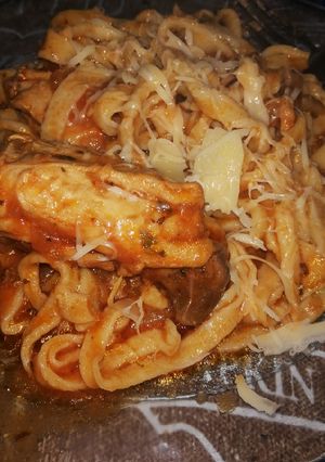 Una foto de Tallarines caseros con salsa de pollo