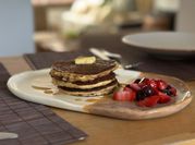 Una foto de pancakes de banana y huevo