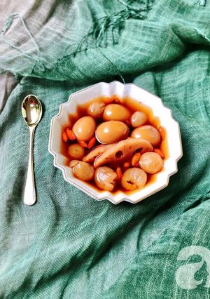 Hình của món Chè Trứng Cút Hầm Củ Sen.