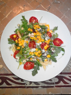 Una foto de Ensalada de pasta, rúcula y roquefort