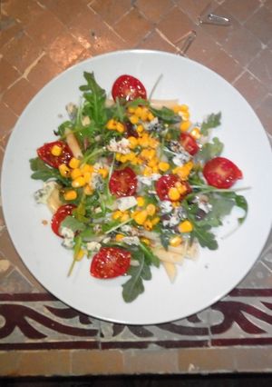 Una foto de Ensalada de pasta, rúcula y roquefort