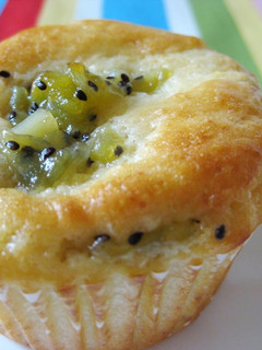 A picture of Banana & Kiwi Muffins with Yogurt.