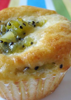 A picture of Banana & Kiwi Muffins with Yogurt.